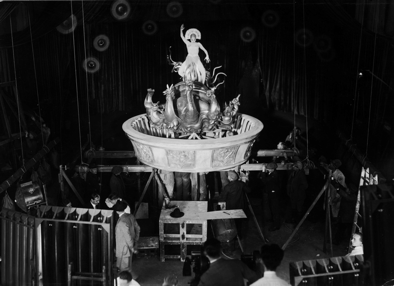 Illustration for article titled Behind the Scenes Photos of Metropolis with Robots and Stuff